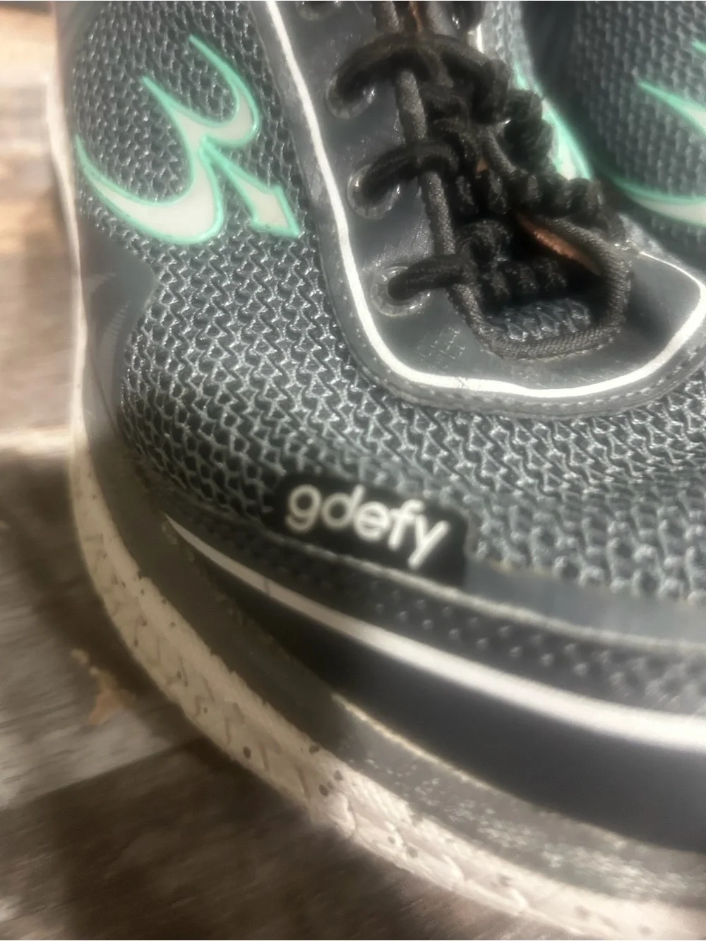 Women's size 11 siGravty Defy Mighty walk sneakers